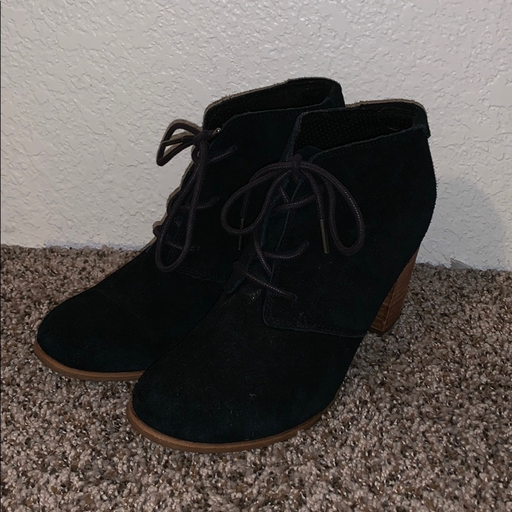 Woman’s Tom’s lace up heels.